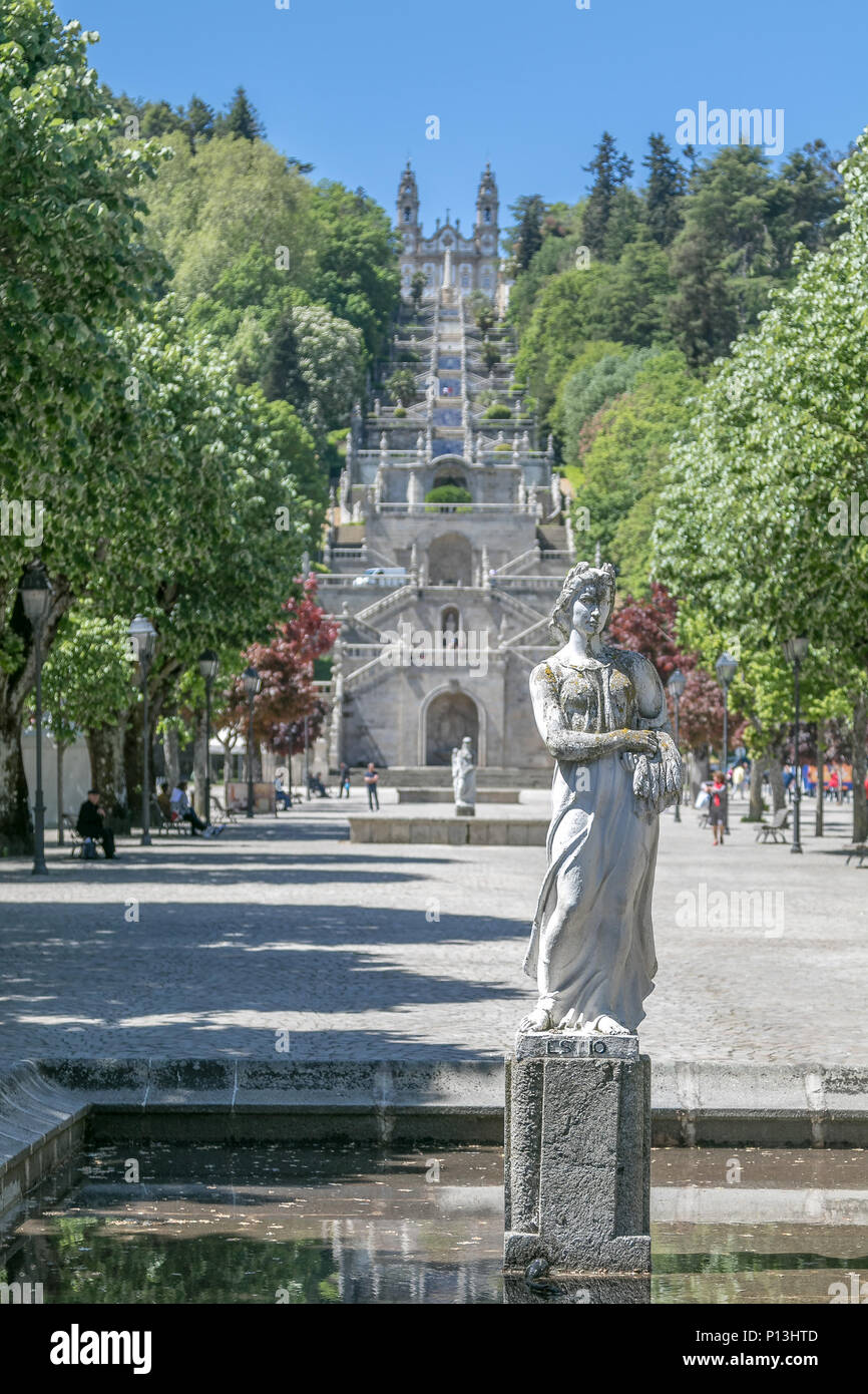 Statue de l'été dans le parc au bas de la célèbre escalier menant à l'église de Nossa Senhora dos Remedios, Lamego, Portugal. Banque D'Images