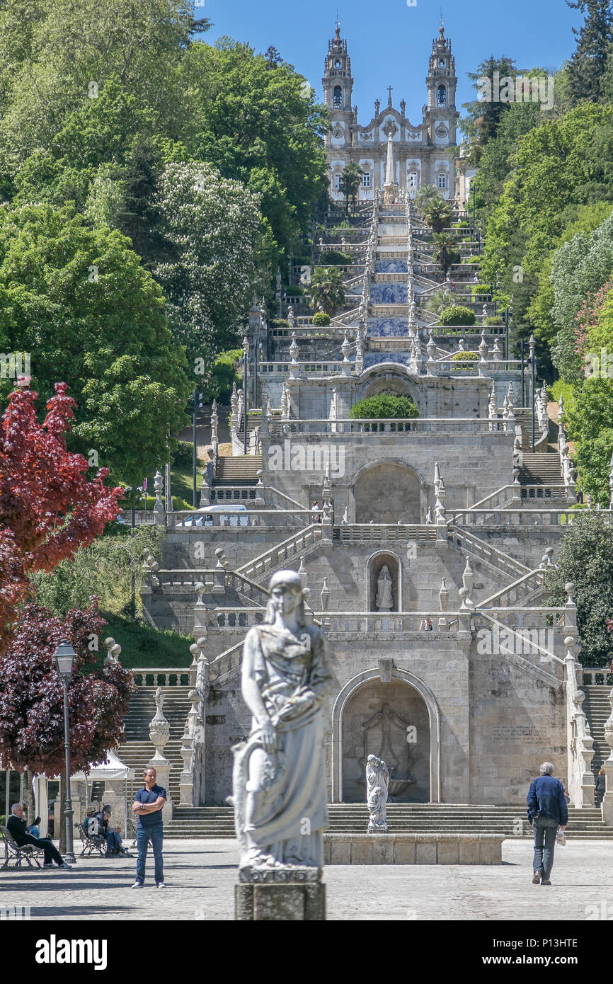 Célèbre grand escalier menant à l'église de Nossa Senhora dos Remedios à Lamego, Portugal. Banque D'Images