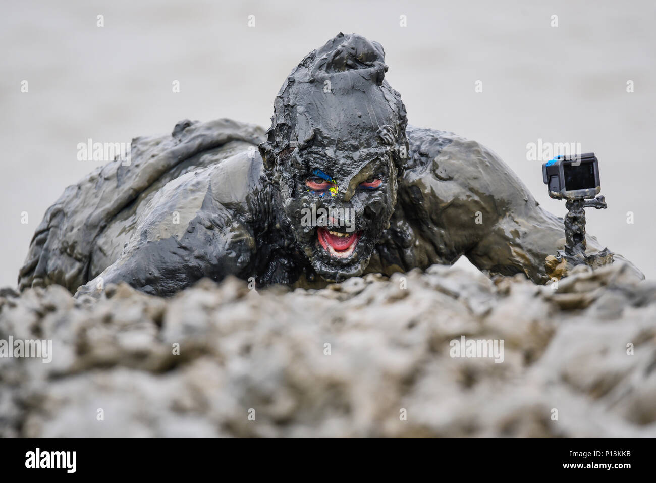 Maldon Mud Race. Joel Hicks, concurrent, couvert de boue visqueuse de la rivière Chelmer, Essex. Concurrent Joel Hicks couvert de boue Banque D'Images