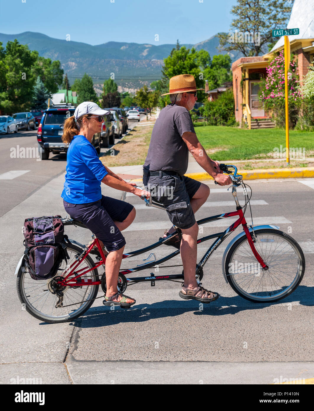 Middle-aged couple riding un tandem dans la petite ville de montagne de Salida, Colorado, USA Banque D'Images