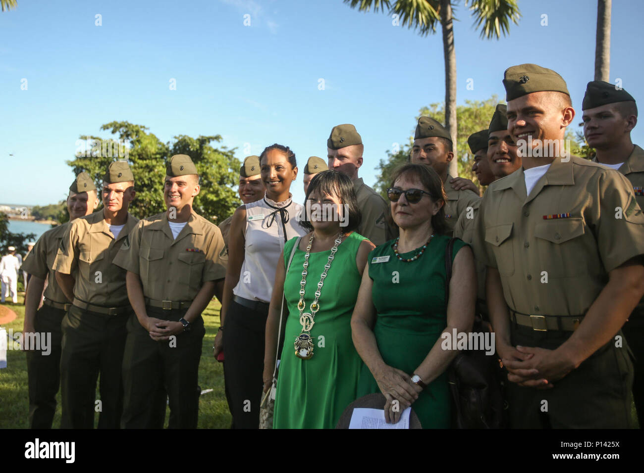 DARWIN, Australie - Marines des États-Unis avec une force de rotation Maritime Darwin pose pour des photos avec des membres de la communauté locale après un mémorial de la bataille de la mer de corail, le 7 mai 2017. La bataille, qui a eu lieu du 4 au 8 mai 1942, a été entre la Marine impériale japonaise et la marine et les forces aériennes des États-Unis et l'Australie. Banque D'Images