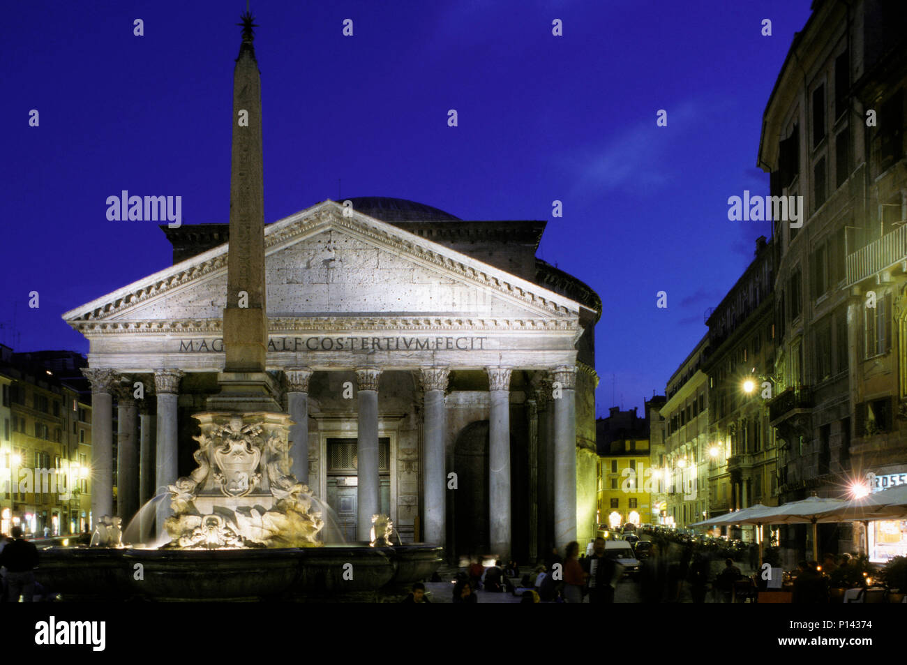 Vue nocturne de la fontaine et la Piazza della Rotonda, avec le panthéon derrière, à la brunante, Rome, Italie Banque D'Images
