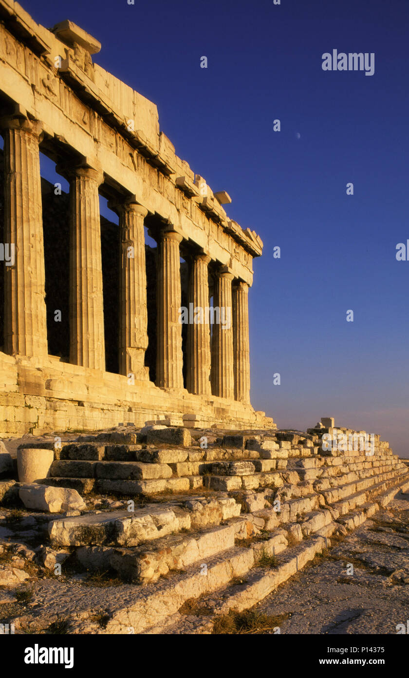 Acropole d'Athènes : Parthénon, fermer vue latérale, à partir du nord-ouest, représentant l'autel, les escaliers de la fin de la lumière et une lune partielle, Athènes, Grèce Banque D'Images