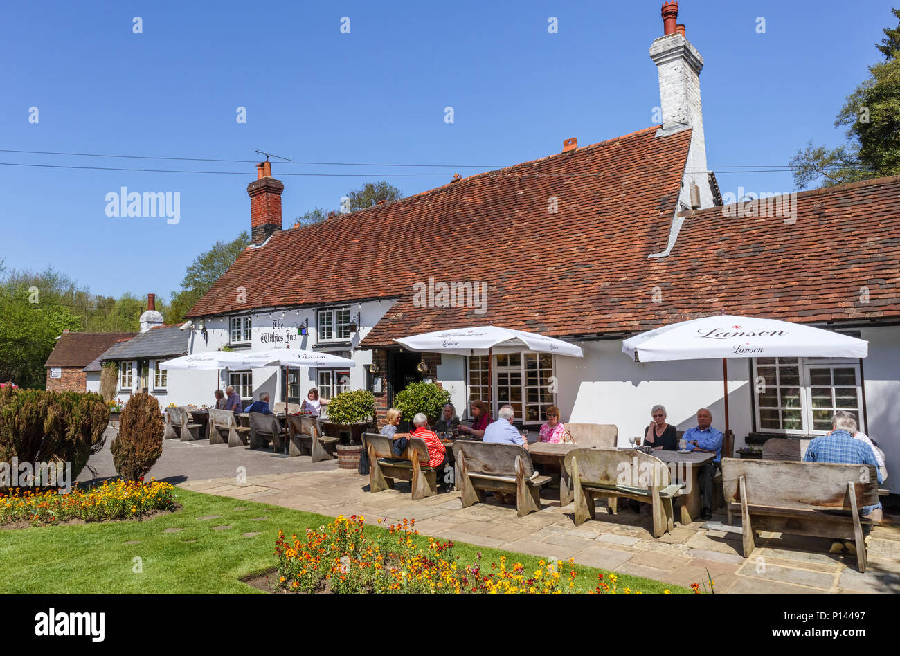 Des repas en plein air dans le jardin de l'Withies Inn, un pays libre de pub dans le Surrey village de Compton, souteast Angleterre Banque D'Images