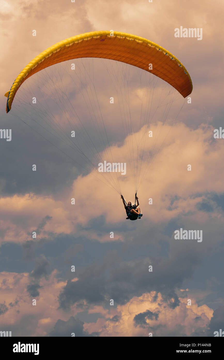 Un homme parachute dans le ciel bleu avec clauds Banque D'Images