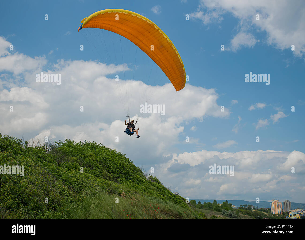 Un homme parachute dans le ciel bleu avec clauds Banque D'Images