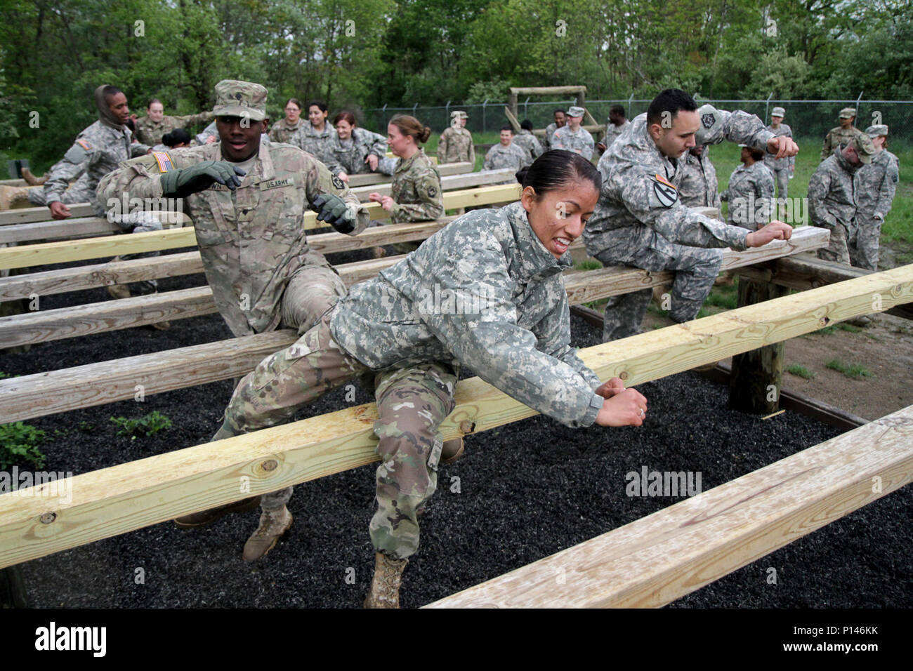 Les soldats de la 213e compagnie du personnel, 728th Bataillon de soutien au maintien en puissance de combat, le Groupe de soutien régional 213, New Jersey Army National Guard compléter un parcours du 7 mai 2017 à Fort Indiantown Gap. La CPS. Darius Brown, le s.. Scott Gordon et Pvt.1re classe Lidia Gelnet mener son équipe à travers un obstacle. Banque D'Images