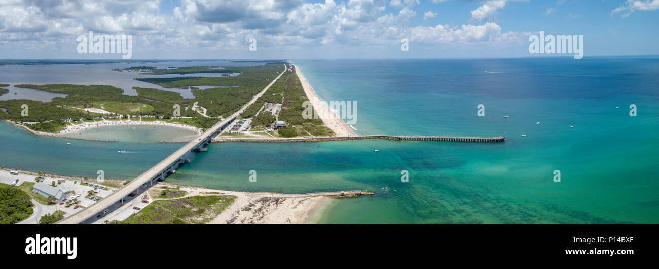 Sebastian Inlet permet aux bateaux d'atteindre l'océan ouvert du lagon protégé. Banque D'Images