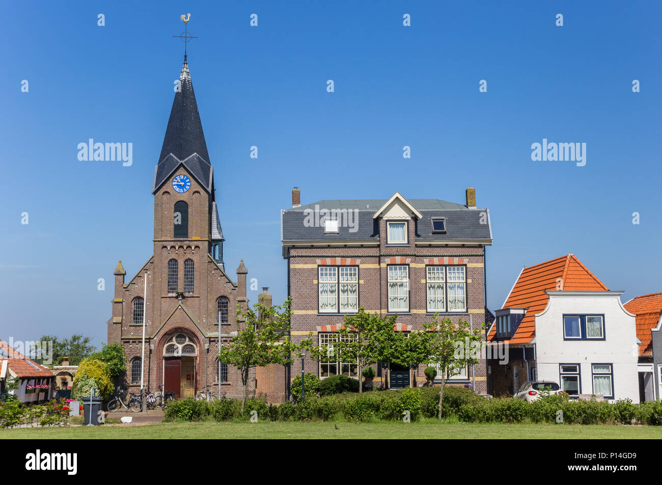 Martinus église et maisons anciennes de l'île de Texel Oudeschild, Pays-Bas Banque D'Images