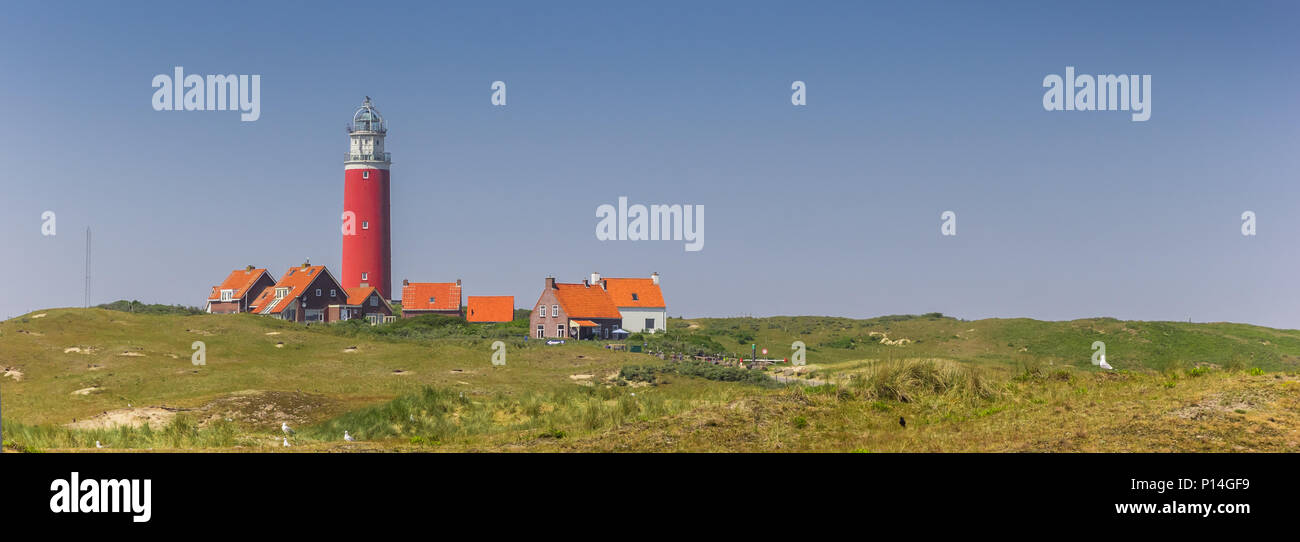 Panorama du phare rouge et les maisons sur l'île de Texel, Hollande Banque D'Images