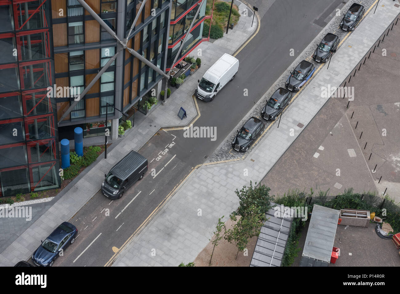 Les taxis noirs de Londres parking en face de l'immeuble, vue de dessus. Banque D'Images