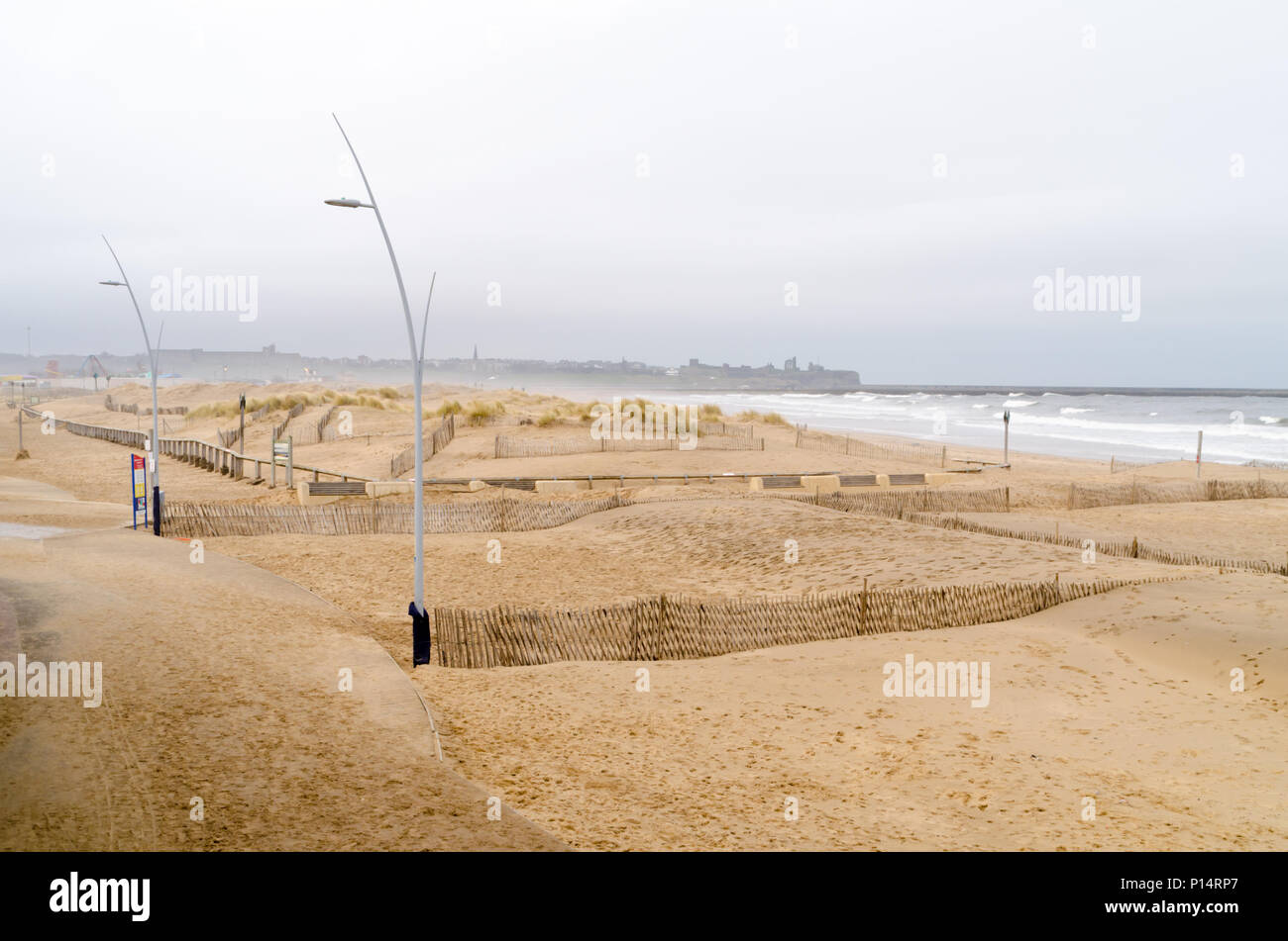 Promenade côtière recouverte de sable suite "Bête de l'Est' tempête, à South Shields Banque D'Images