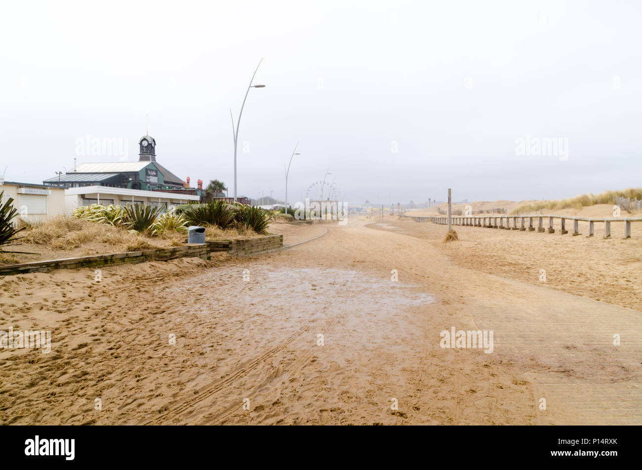 Promenade côtière recouverte de sable suite "Bête de l'Est' tempête, à Sandhaven, South Shields Banque D'Images