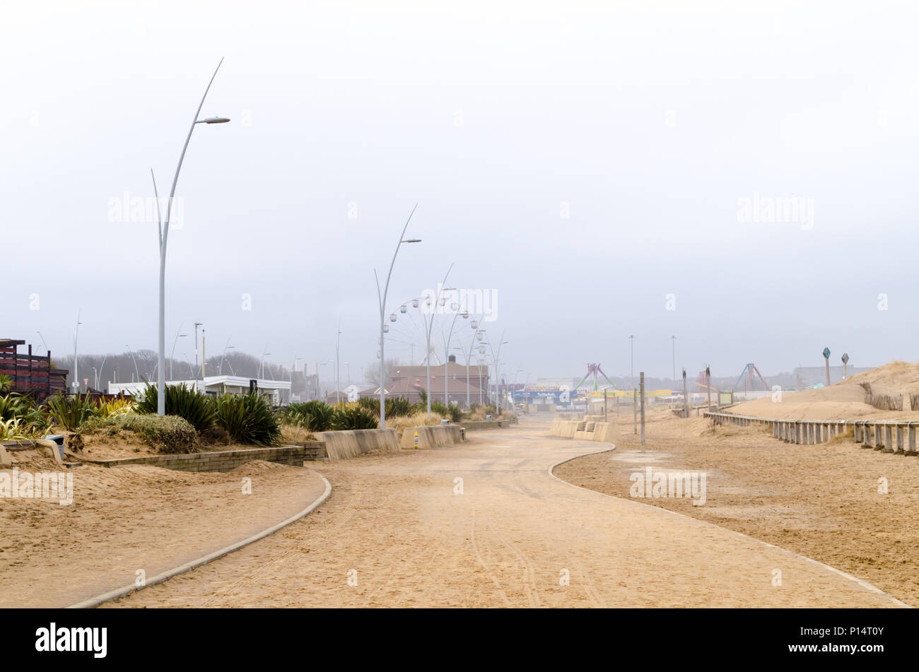 Promenade côtière recouverte de sable suite "Bête de l'Est' tempête, à Sandhaven, South Shields Banque D'Images