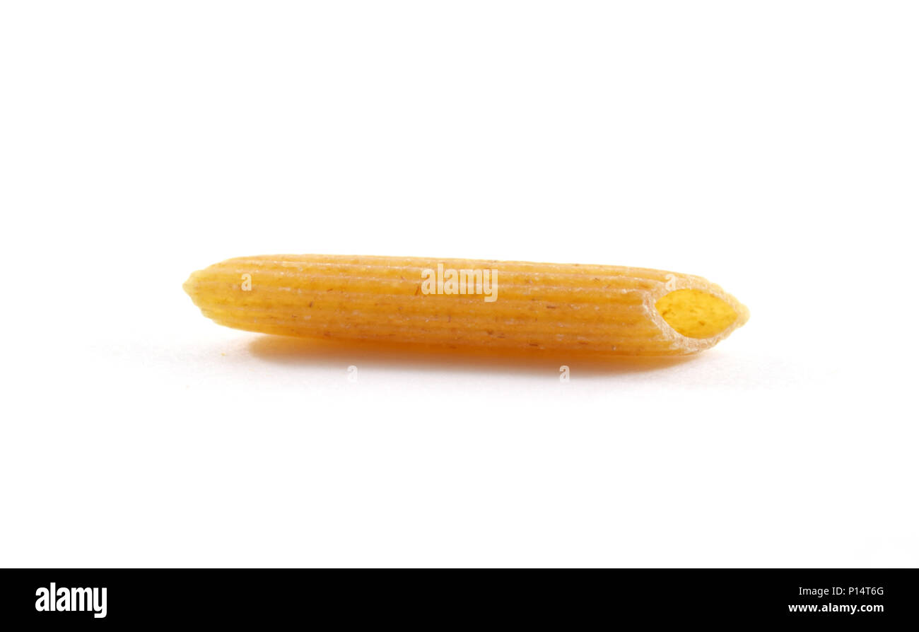 Blé entier biologique striée pâtes penne - isolé Banque D'Images