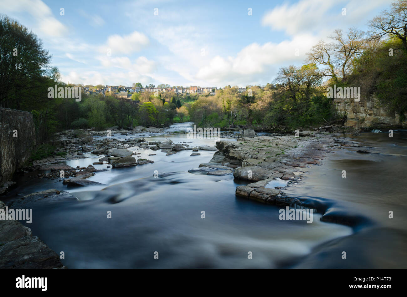 Une longue exposition photo de la rivière Swale à Richmond, North Yorkshire Banque D'Images