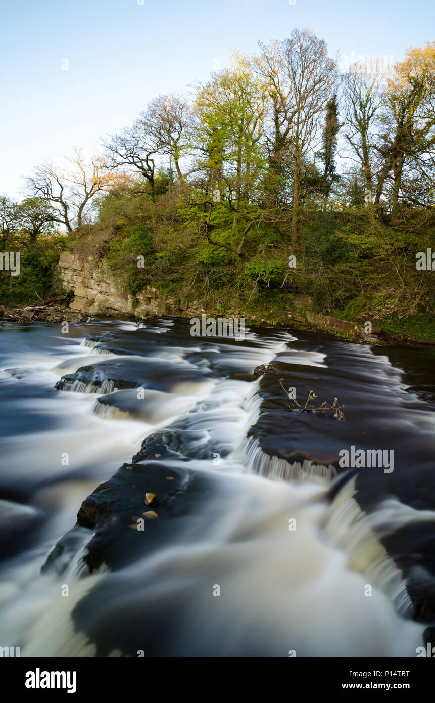 Une longue exposition photo de la rivière Swale à Richmond, North Yorkshire Banque D'Images