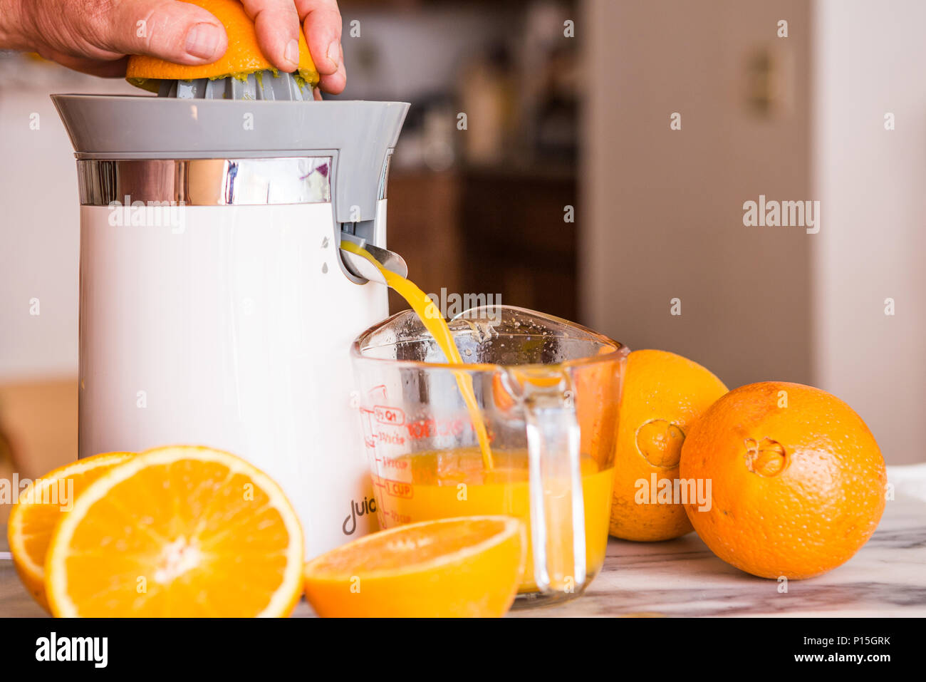 Au baby electric orange et agrumes centrifugeuse dans une maison équipée  avec toute fraîche et couper les oranges Photo Stock - Alamy