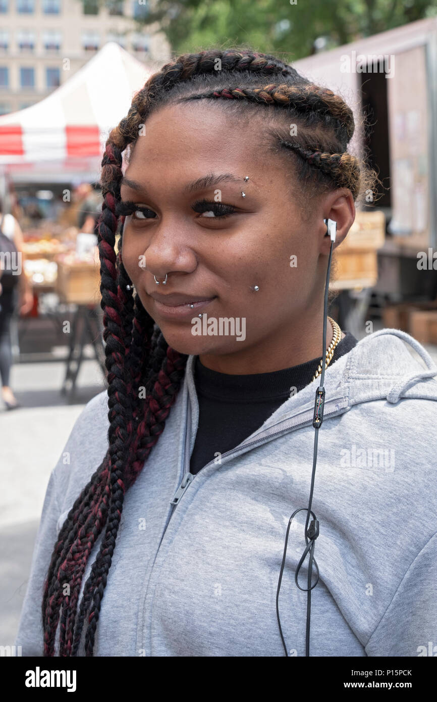 Une jolie jeune femme avec de multiples piercings visage photographié à Union Square Park à Manhattan, New York City. Banque D'Images