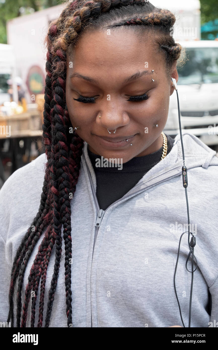 Une jolie jeune femme avec de multiples piercings visage photographié à Union Square Park à Manhattan, New York City. Banque D'Images