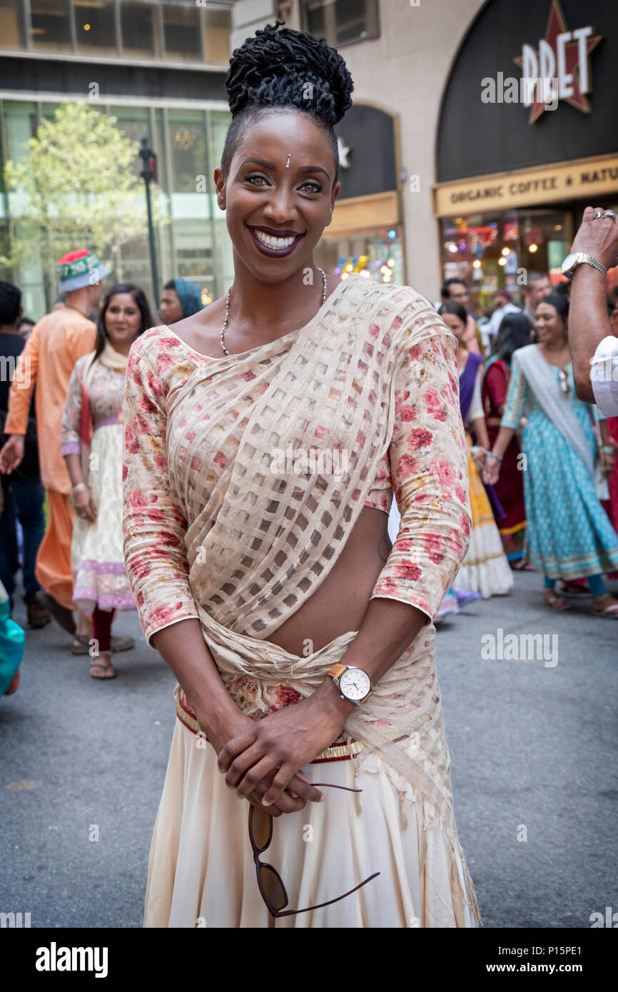 Une superbe femme hindoue au Rathayatra festival et défilé de chars à Midtown Manhattan, New York. Banque D'Images