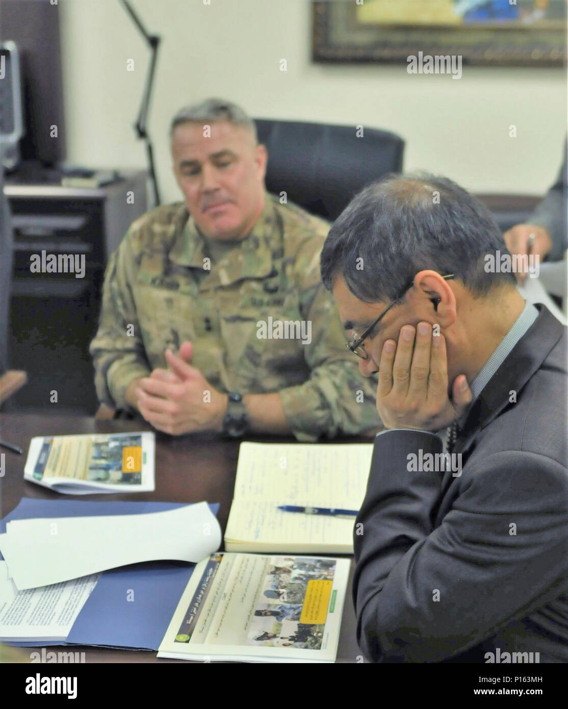 Kaboul, Afghanistan - Le Major-général Richard Kaiser, commandant général du Commandement de la transition conjointe de la sécurité en Afghanistan (CSTC-A) rencontre Son Excellence Tariq Shah Bahrami, Afghanistan Le ministre de la Défense nationale, à l'Administration centrale du ministère de la Défense, à Kaboul, Afghanistan, 6 mai 2017. Les hommes se sont rencontrés pour discuter des combats entre les Forces de défense nationale afghane et CSTC-A visant à accroître la responsabilisation et de l'Afghanistan et la lutte contre la corruption. (DOD Banque D'Images