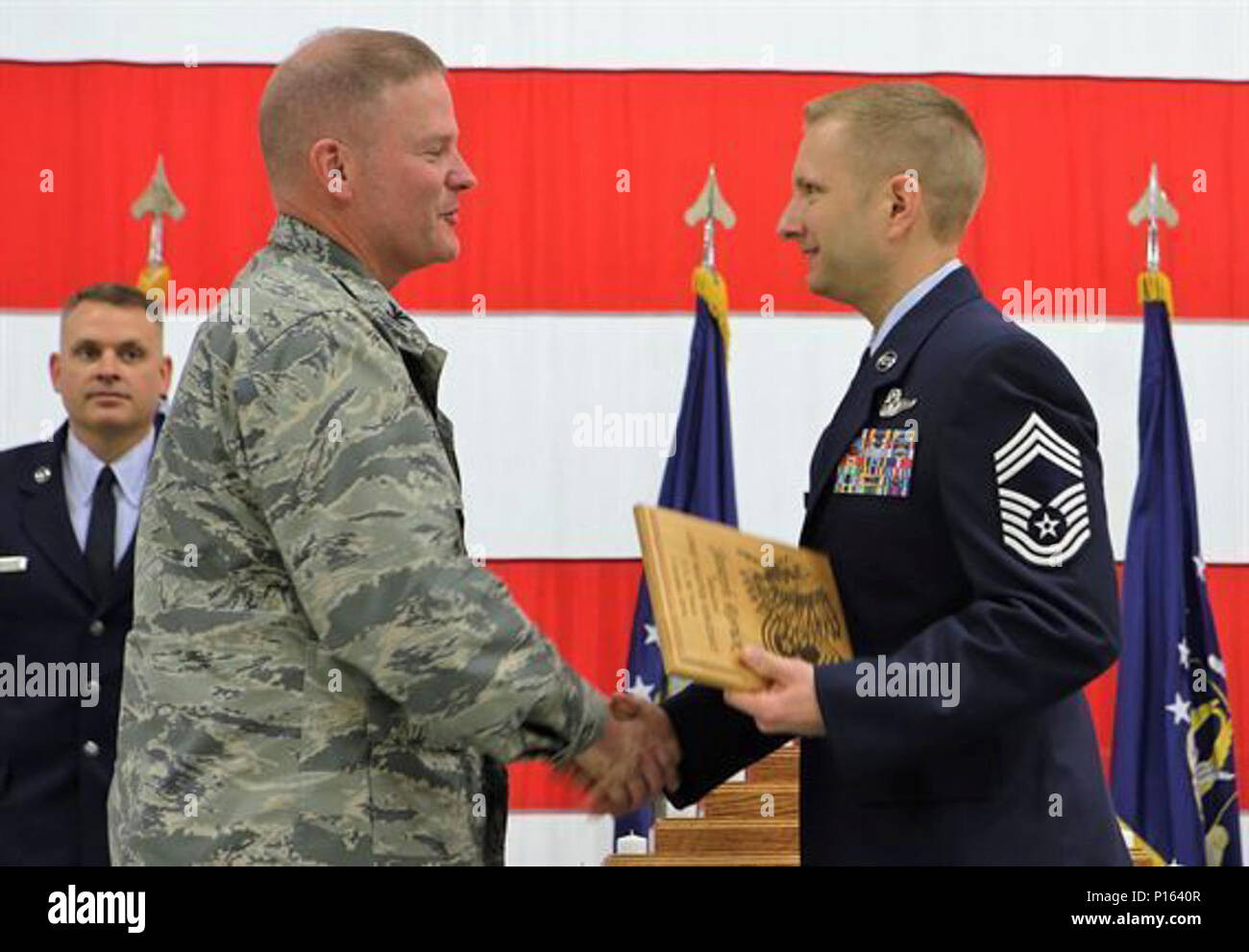 Le sergent-chef en chef. Joseph Rorick, serre la main du colonel James DeVere, 302e Airlift Wing commander, après avoir accepté une plaque de reconnaissance au cours de la réserve du chef de l'escadre de la cérémonie à la base aérienne Peterson, Colorado, le 6 mai 2017. Quatre nouveaux promus sergents maître en chef au sein de la 302e AW ont été reconnus au cours de la cérémonie, assurer la lignée et l'importance historique de l'aéronef de haut rang a été enrôlé à l'écran pour les participants. Rorick est affecté à la 302e Escadron de soutien des opérations. Également reconnu au cours de la cérémonie ont été Chef Master Sgt. Jonathan Shaw, 39t Banque D'Images