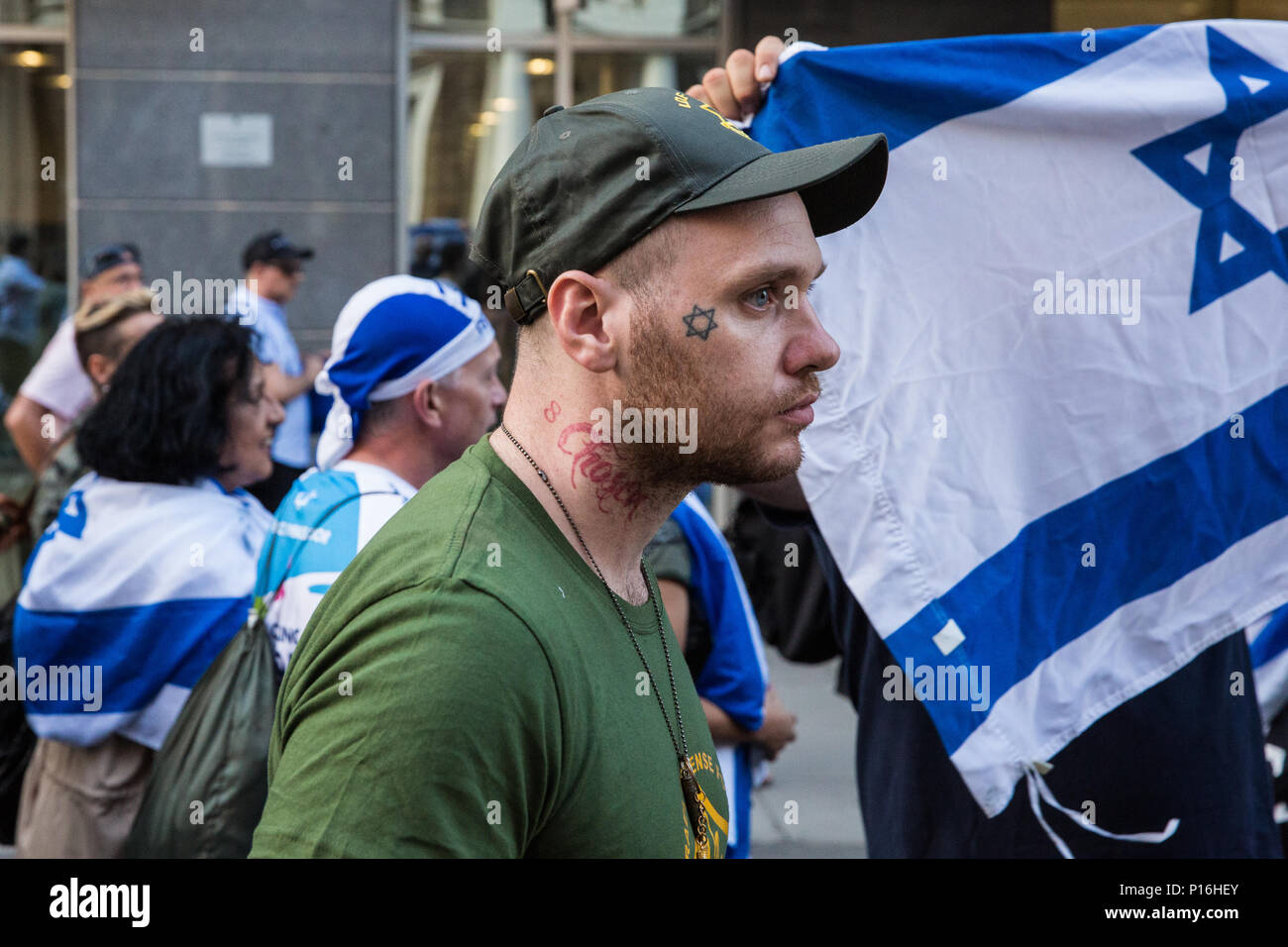 Londres, Royaume-Uni. 10 Juin, 2018. Un militant pro-Israël avec une étoile de David et un tatouage tatouage choisi lecture manifestations contre les pro-palestinienne Al-Quds Day mars à Londres organisée par la Commission islamique des droits de l'homme. Un événement international, il a commencé en Iran en 1979. Qods est le nom arabe de Jérusalem. Credit : Mark Kerrison/Alamy Live News Banque D'Images