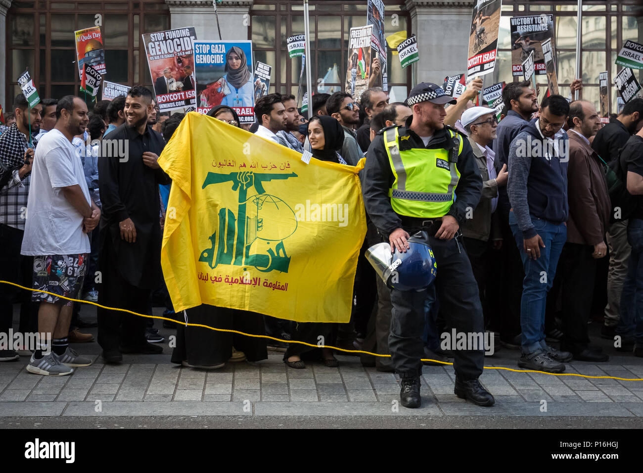 Londres, Royaume-Uni. 10 Juin, 2018. Je vois des drapeaux du Hezbollah à Al-Quds Day rally et marche à travers le centre de Londres. Crédit : Guy Josse/Alamy Live News Banque D'Images