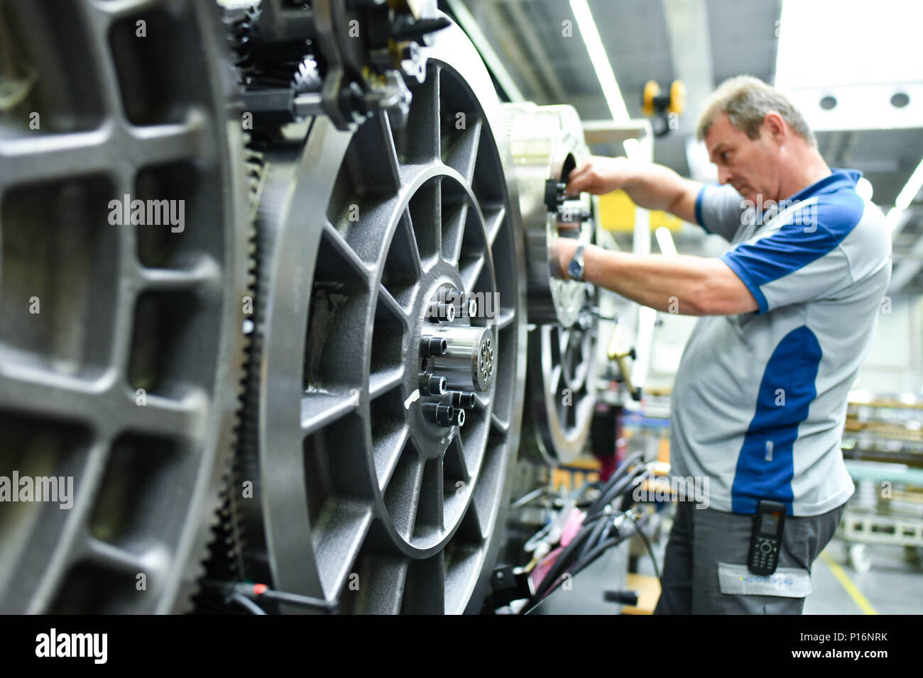 8 juin 2018, Wiesloch, Allemagne : l'employé travaille sur une imprimante grand format à l'usine de la Heidelberger Druckmaschinen AG. L'entreprise annoncera sa capacité financière pour la dernière année, le mardi 12 juin 2018. Photo : Uwe Anspach/dpa Banque D'Images