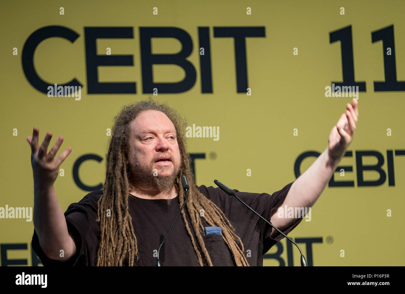 11 juin 2018, Hanovre, Allemagne : Jaron Lanier, US programmeur, musicien et écrivain tient un discours sur scène durant la foire Cebit 2018 IL. Cebit tentera une nouvelle 'festival' format après trois décennies, ayant lieu entre le 11 et le 15 juin. Photo : Peter Steffen/dpa Banque D'Images