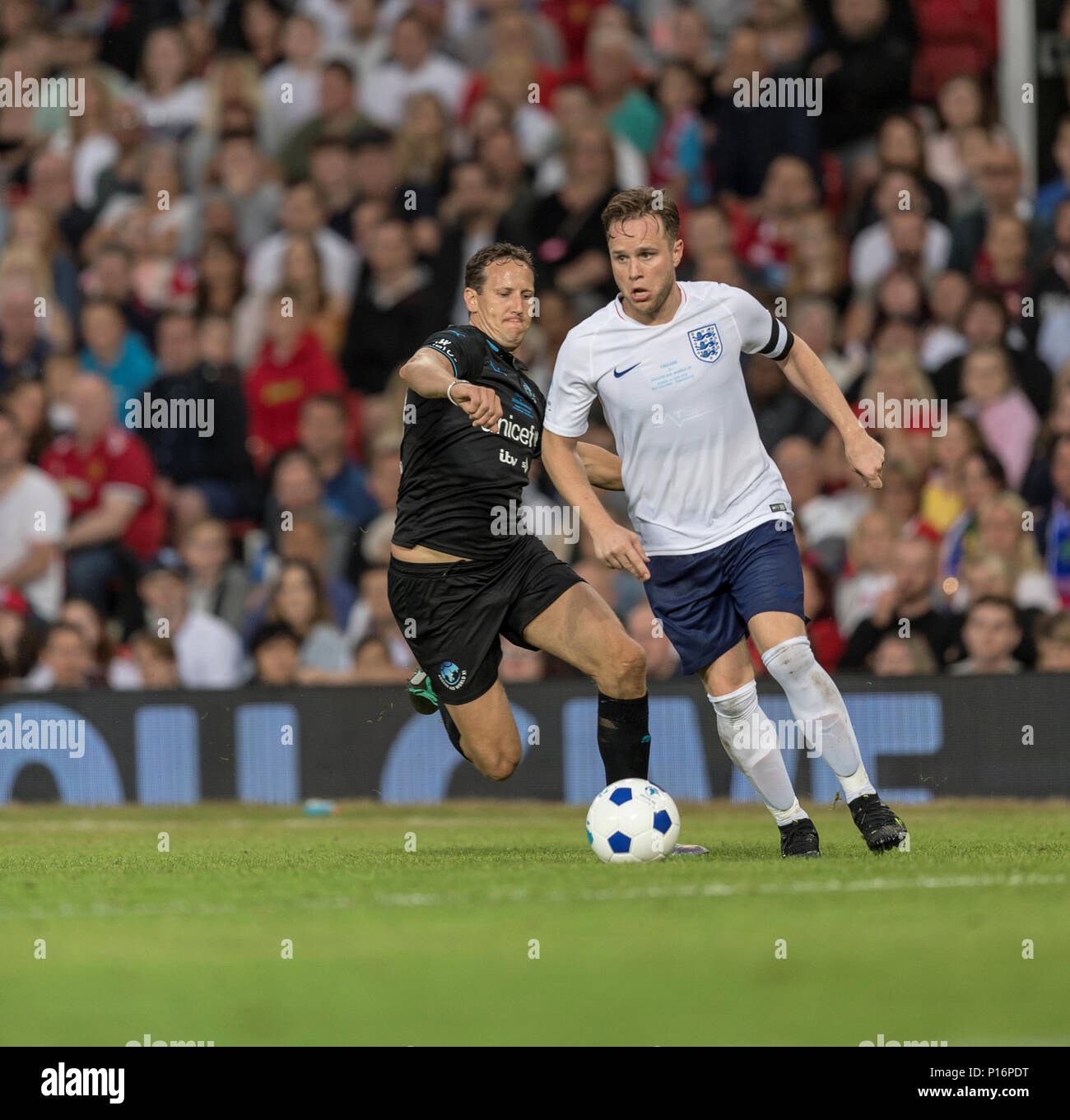 Manchester, Angleterre.Le 10 juin,2018. Olly Murs danses loin de Strictlys Brendan Cole au cours de l'aide de Soccer match de football de bienfaisance entre une Angleterre X1 et X1 un monde. Chaque équipe d'une liste de célébrités et légendes sportives sont des fonds pour l'UNICEF. © Andy Gutteridge/ Droit et événements/ Alamy Live News Banque D'Images
