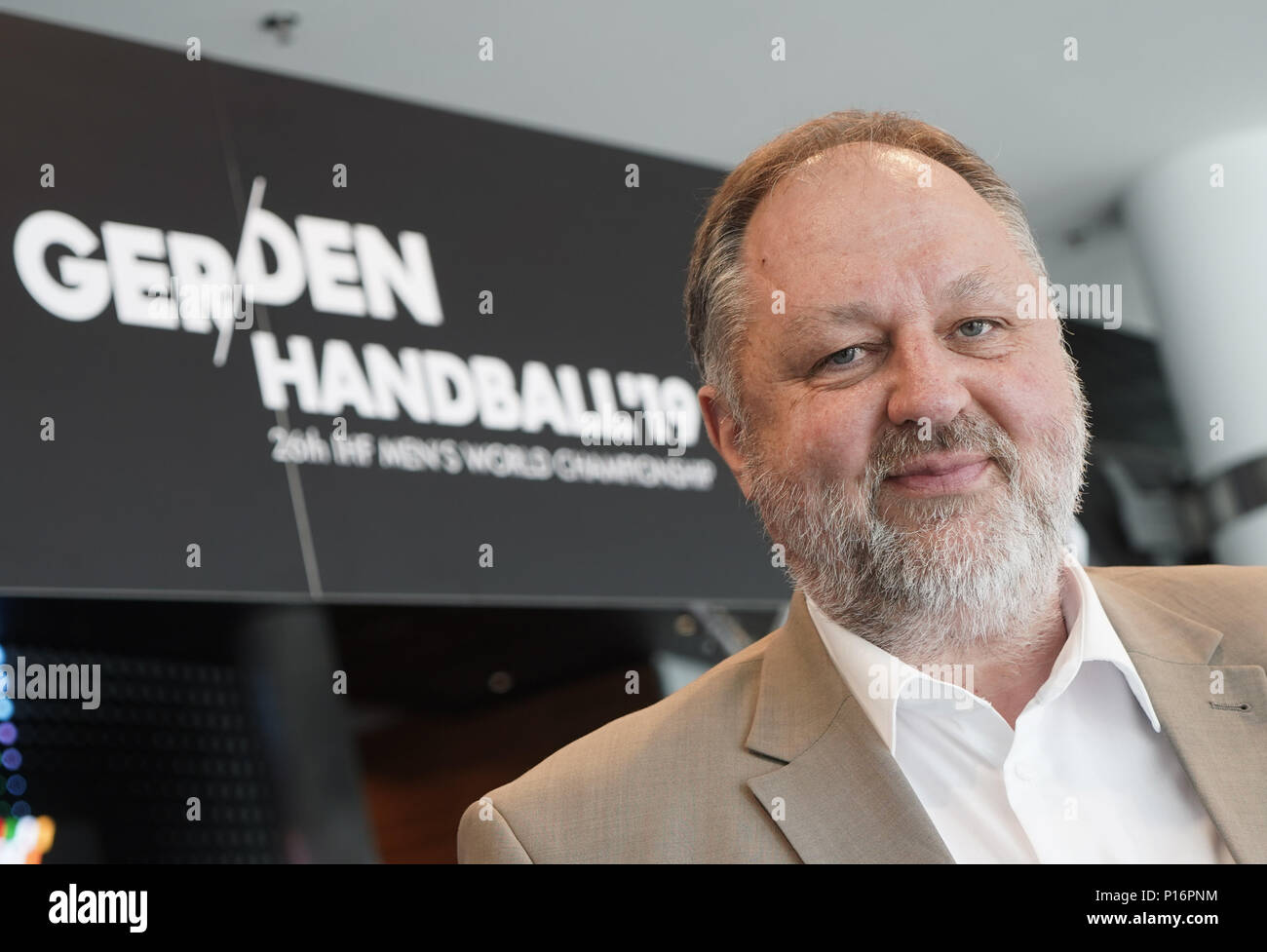 11 juin 2018, Berlin, Allemagne : Andreas Michelmann, DHB Président tient une balle pendant la présentation de l'ambassadeur du monde de Handball. Photo : Jörg Carstensen/dpa Banque D'Images