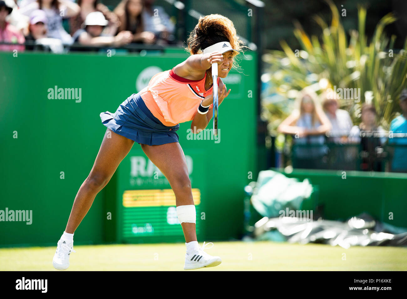 Centre de tennis de Nottingham, Nottingham, Royaume-Uni. 11 Juin, 2018. La Nature Valley Open de tennis ; Naomi Osaka (JPN) servant à Sacha Vickery (USA) qui gagne le premier jeu : Action Crédit Plus Sport/Alamy Live News Banque D'Images
