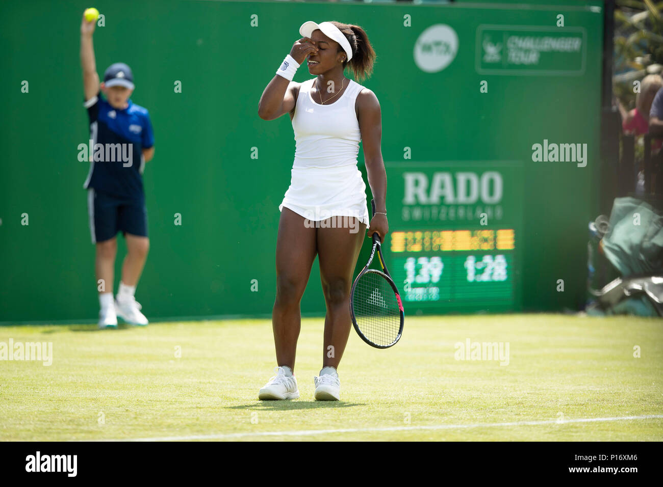 Centre de tennis de Nottingham, Nottingham, Royaume-Uni. 11 Juin, 2018. Le tournoi de tennis de la vallée de la nature ; un regard de désespoir de Sacha Vickery (USA) alors qu'elle perd le deuxième set à Naomi Osaka (JPN) Credit : Action Plus Sport/Alamy Live News Banque D'Images