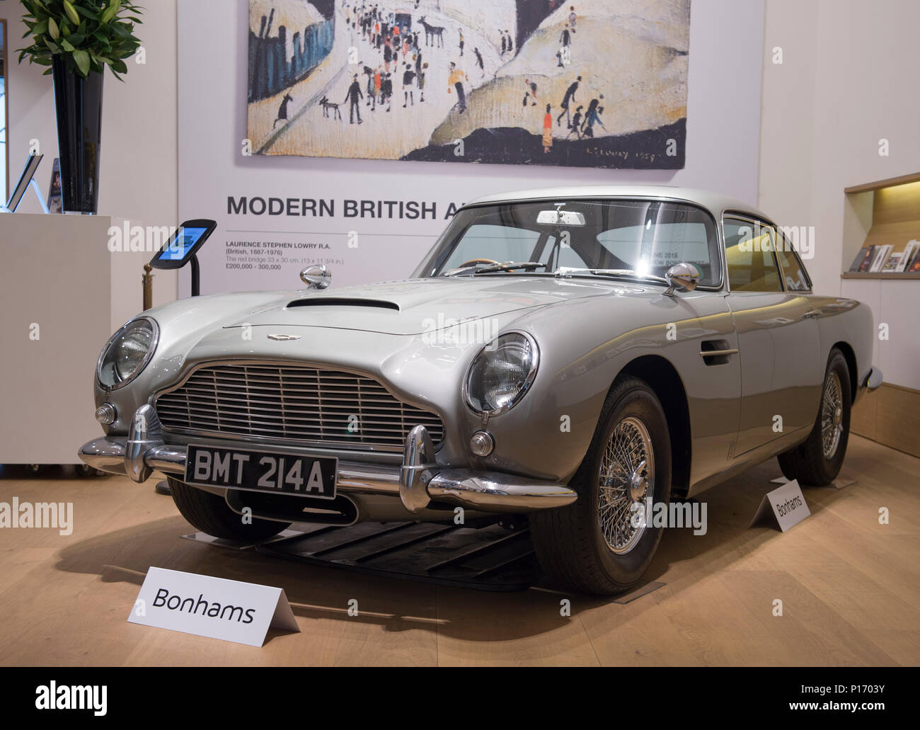 Bonhams, New Bond Street, London, UK. 11 Juin, 2018. Bonhams afficher le 1965 Aston Martin DB5 conduit par James Bond (Pierce Brosnan) dans la motion 1965 photo Islande. Il sera mis en vente au Festival of Speed Vente, estimé 600 000 € 1,200,000-1,. Credit : Malcolm Park/Alamy Live News. Banque D'Images