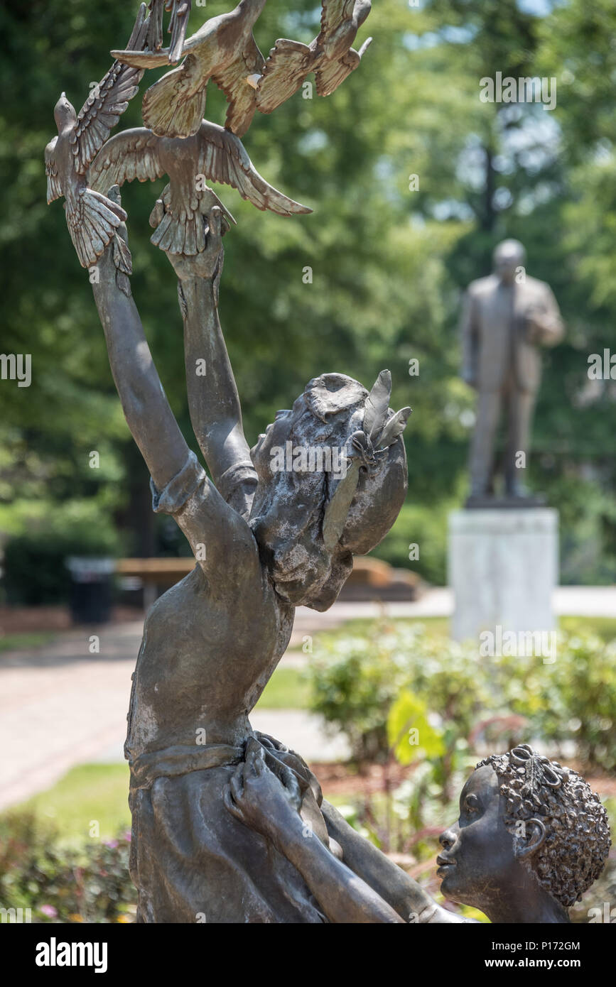 Birmingham, AL sculptures représentant les quatre filles tuées dans l'attentat de 1963 la 16e raciste St. Baptist Church, et Martin Luther King, Jr. Banque D'Images