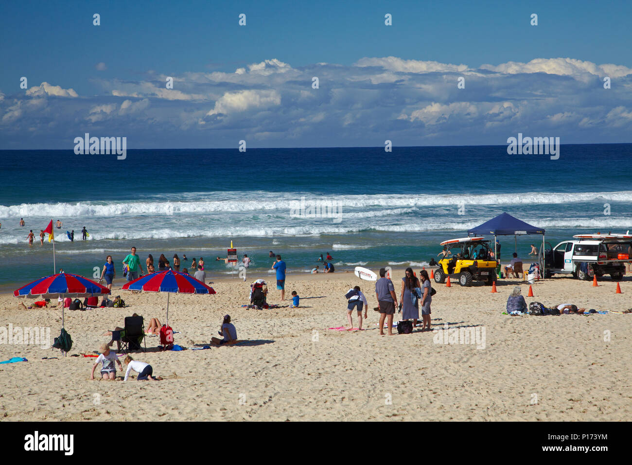 Les gens sur la plage, Surfers Paradise, Gold Coast, Queensland, Australie Banque D'Images