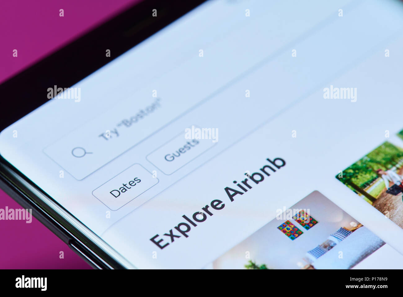 New York, USA - 10 juin 2018 : réservation Airbnb menu app sur smartphone Android écran Vue en gros Banque D'Images