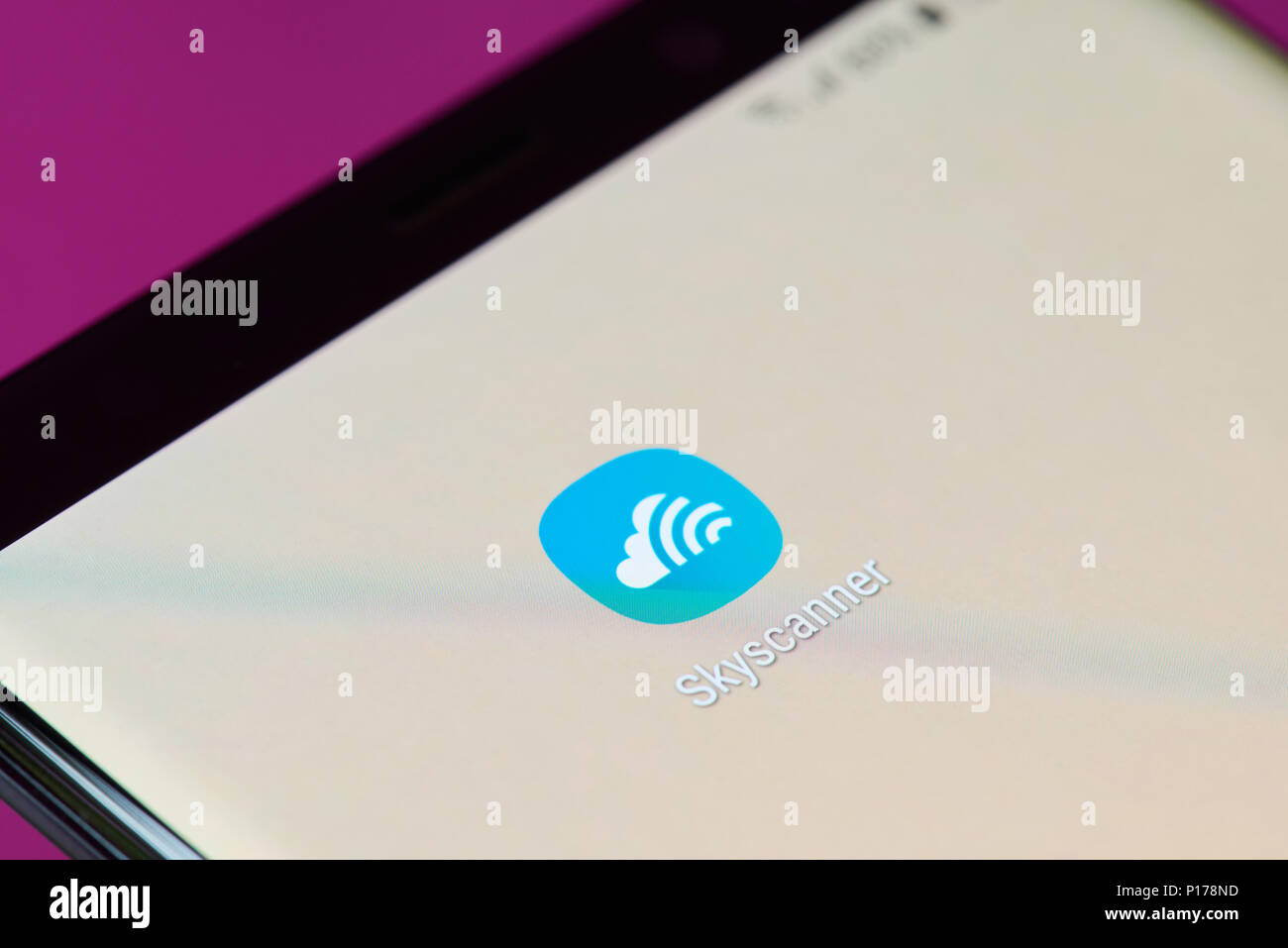 New York, USA - 10 juin 2018 : vol Skyscanner recherchez icône de l'application sur smartphone Android écran Vue en gros Banque D'Images