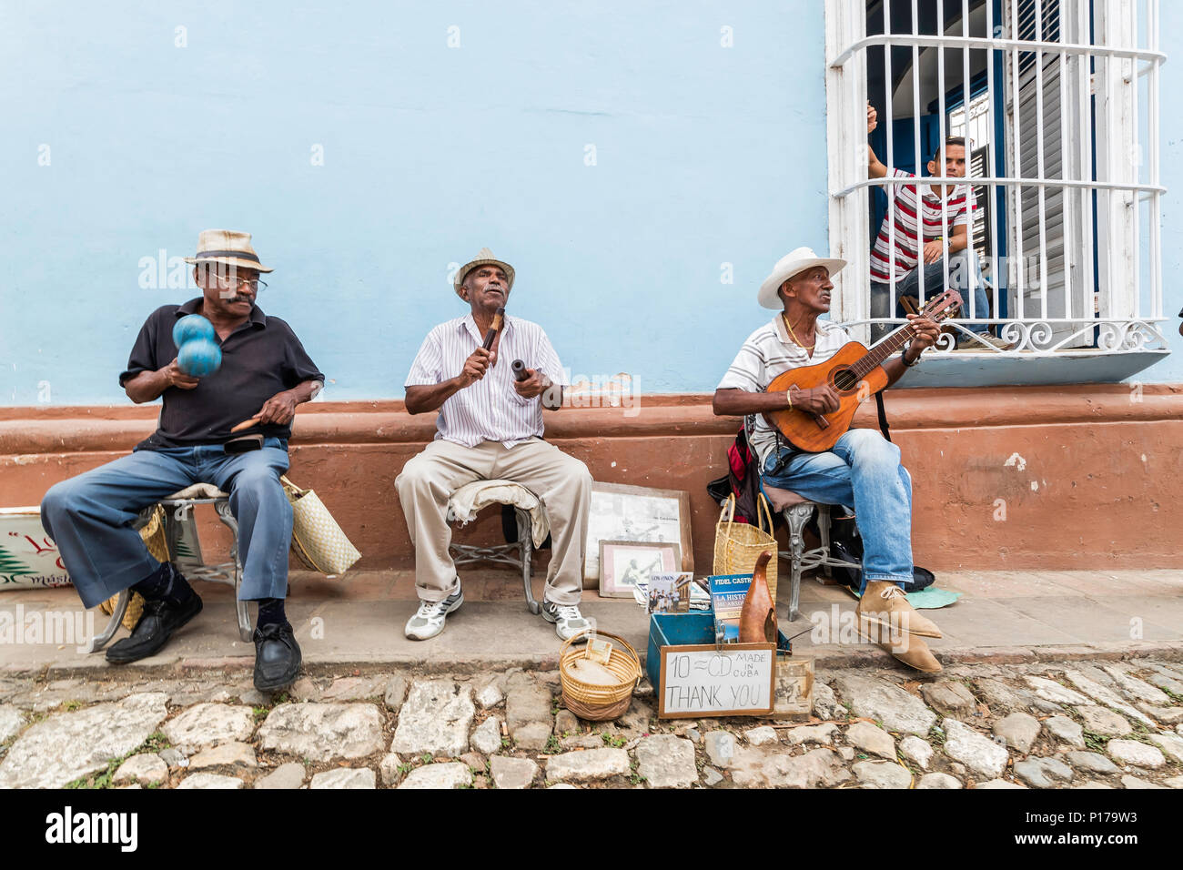 Les artistes de rue jouant dans le site du patrimoine mondial de l'Unesco ville de Trinidad, Cuba. Banque D'Images