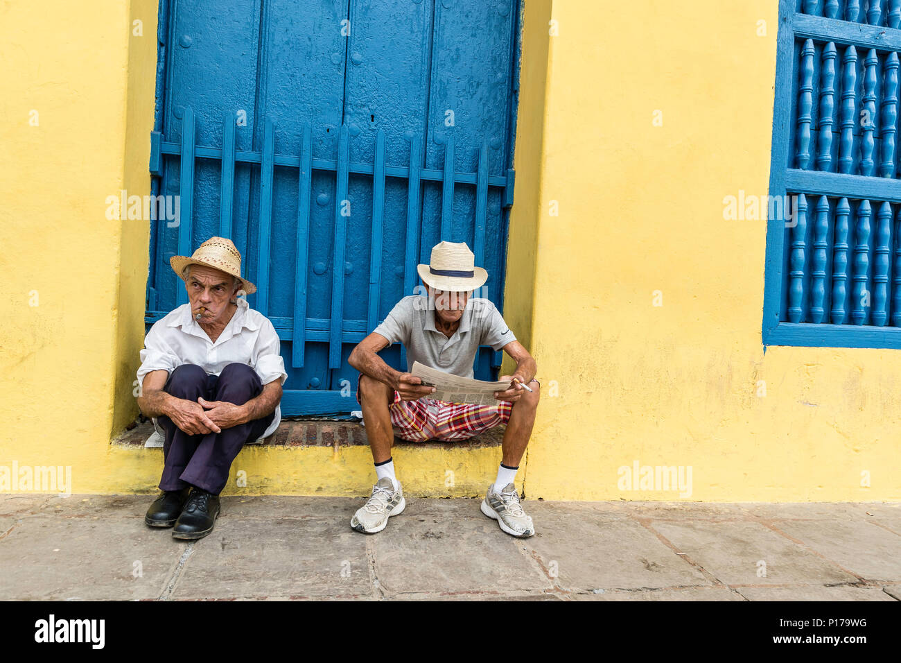 De vieux hommes regardant dans le tourisme site du patrimoine mondial de l'Unesco ville de Trinidad, Cuba. Banque D'Images