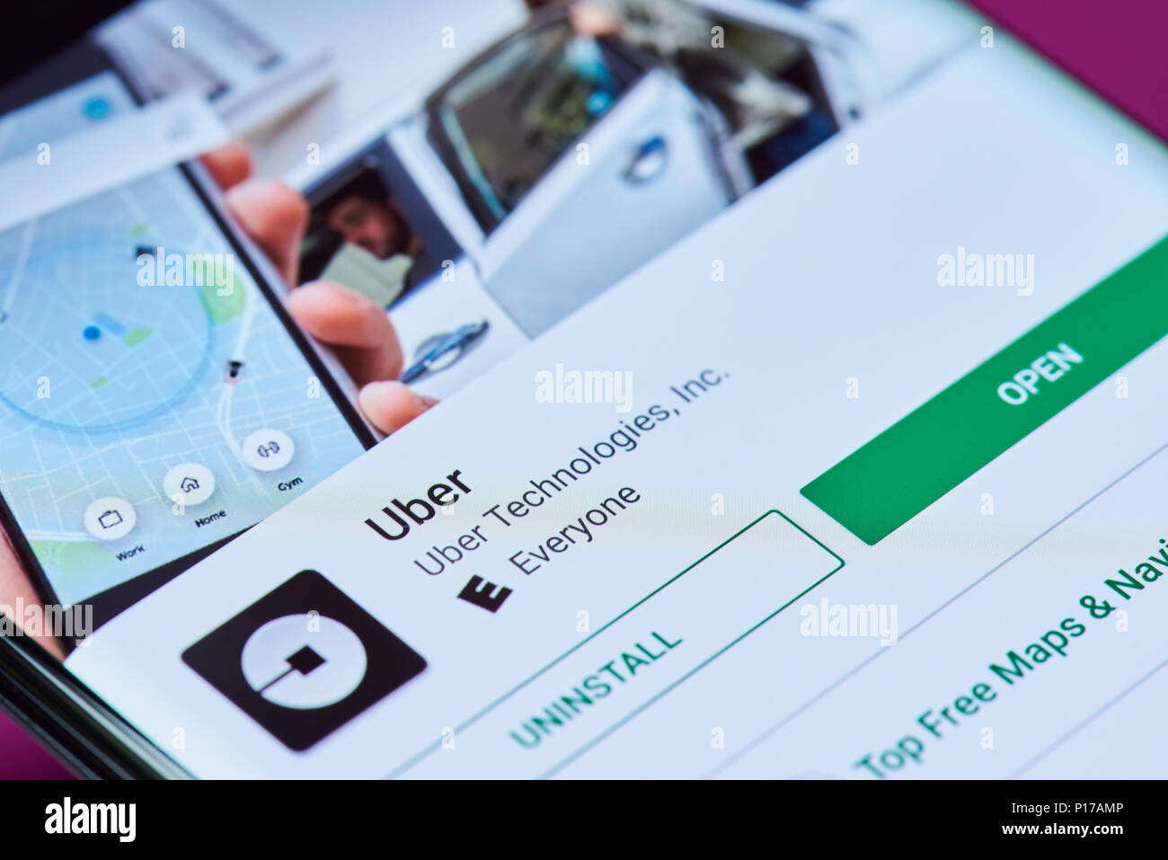 New York, USA - 10 juin 2018 : Uber taxi sur smartphone Android écran Vue en gros Banque D'Images