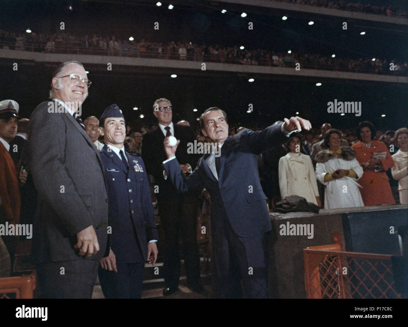 Le président Nixon assister à une partie de baseball des Angels de la Californie contre les Kansas City Royals. À proximité sont : le président Nixon, John Ehrlichman, Commission du Baseball Bowie Kuhn, ancien POW (prisonnier de guerre au Vietnam) Le Major David Luna USAF, Gene Autry, Robert O. Reynolds, Anges Manager Bobby bigorneaux, les anges player Frank Robinson Banque D'Images