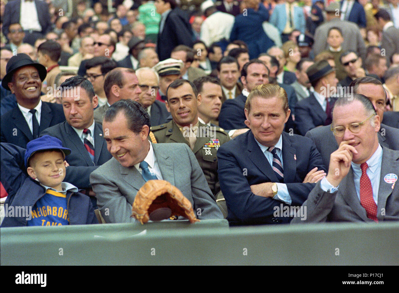 Le président Nixon est titulaire d 'un franc échange de vues' avec un jeune basefall ventilateur à la journée d'ouverture des sénateurs de Washington par rapport à jeu les Yankees de New York au Stade RFK Banque D'Images