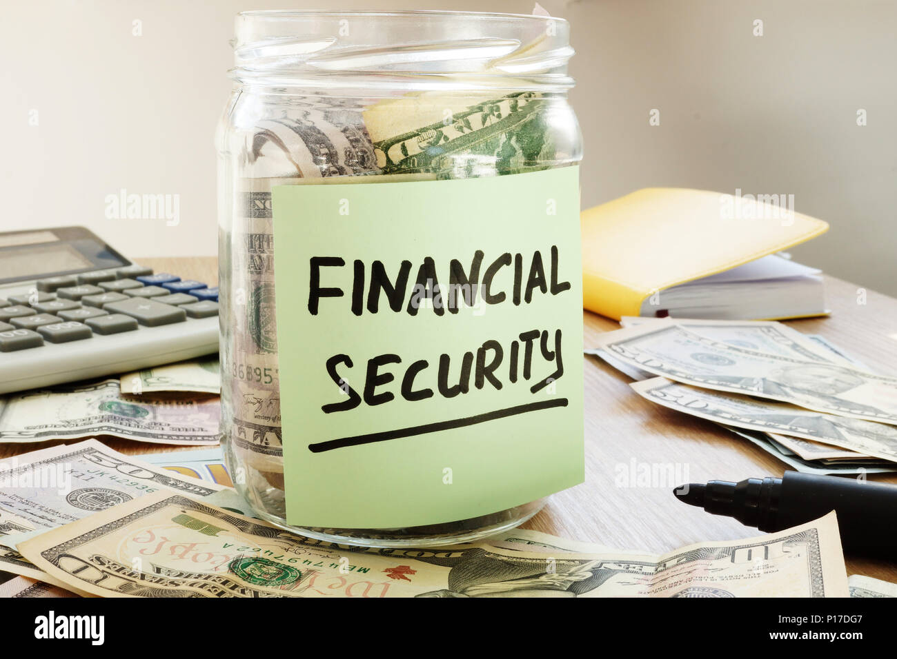 Sécurité financière écrite sur un pot avec des billets en dollars. Banque D'Images