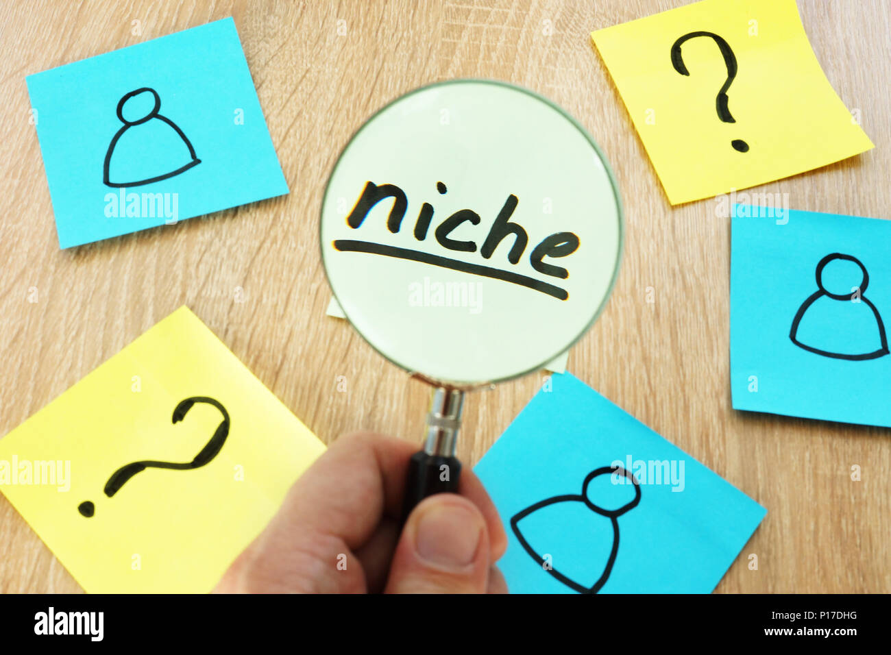 Trouvez votre niche concept. Memo stick et la loupe. Banque D'Images