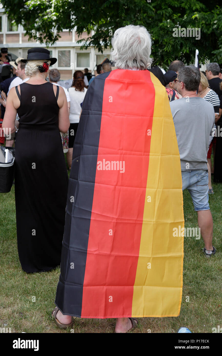 Un manifestant de droite porte un drapeau allemand sur ses épaules. Les manifestants de droite du Beweg était Deutschland (Allemagne) Déplacer tenir leur mouvement bi-hebdomadaire régulière du gouvernement anti-rassemblement à Mayence. Cette protestation semaines a eu lieu sous le prétexte d'un vigile pour l'adolescent Susanna F, qui aurait été tué par un réfugié à Wiesbaden, le rallye a été abordée par plusieurs orateurs anti-gouvernement, qui a demandé la démission du gouvernement. (Photo de Michael Debets/Pacific Press) Banque D'Images