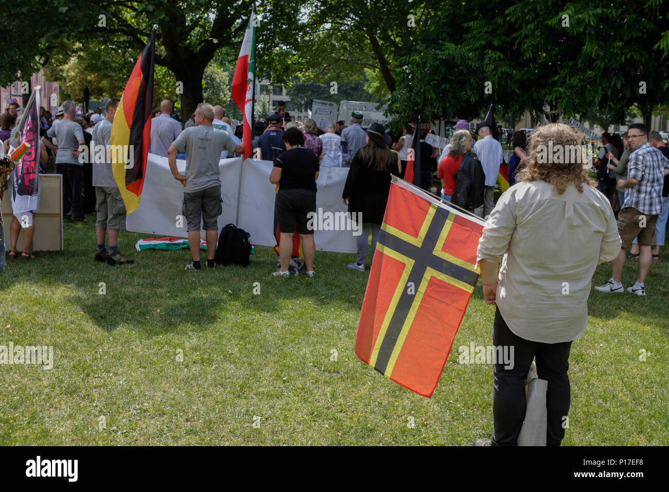 Un manifestant tient un drapeau Wirmer à la protestation. Les manifestants de droite du Beweg était Deutschland (Allemagne) Déplacer tenir leur mouvement bi-hebdomadaire régulière du gouvernement anti-rassemblement à Mayence. Cette protestation semaines a eu lieu sous le prétexte d'un vigile pour l'adolescent Susanna F, qui aurait été tué par un réfugié à Wiesbaden, le rallye a été abordée par plusieurs orateurs anti-gouvernement, qui a demandé la démission du gouvernement. (Photo de Michael Debets/Pacific Press) Banque D'Images