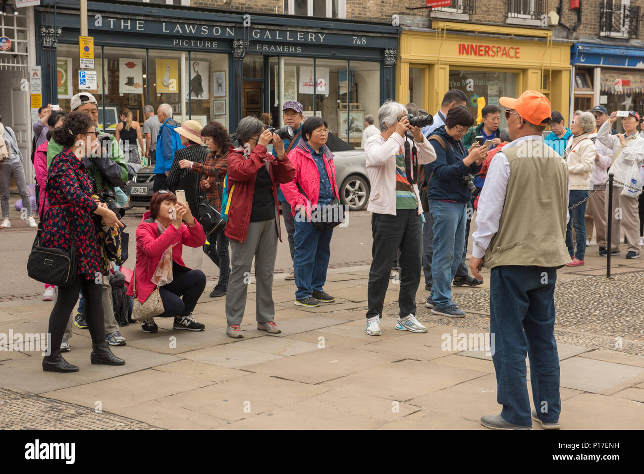 Des groupes de touristes sur Kings Parade Cambridge Banque D'Images